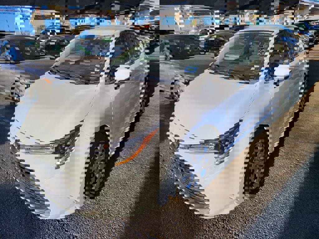 Used 2025 Toyota Corolla LE image 2