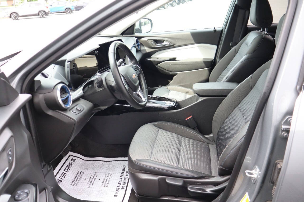 Used 2025 Chevrolet Trax LT w/ Driver Confidence Package FWD image 6