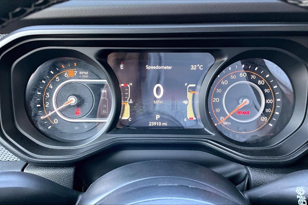Used 2025 Jeep Wrangler Unlimited Rubicon w/ Convenience Group AWD/4WD image 8