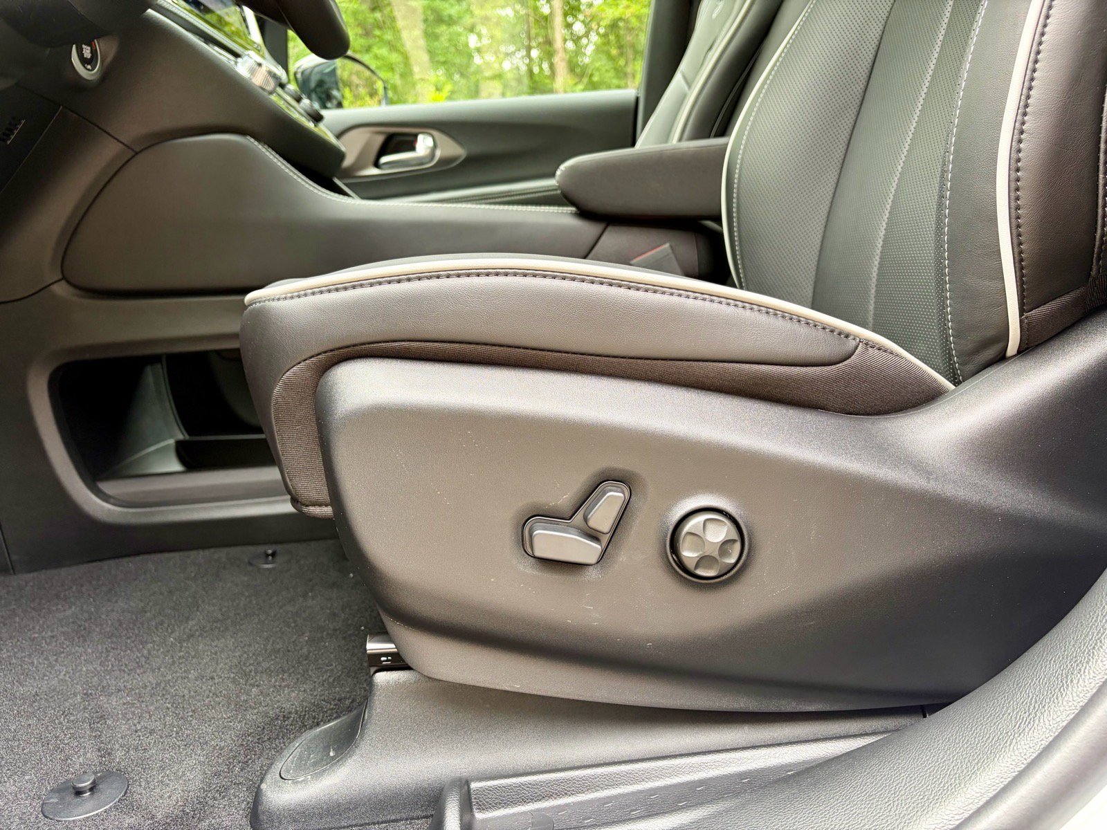 New 2027 Chrysler Pacifica Limited FWD image 26