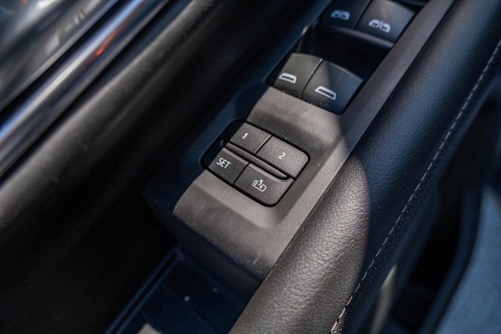 Used 2023 GMC Yukon XL SLT w/ SLT Premium Package image 12