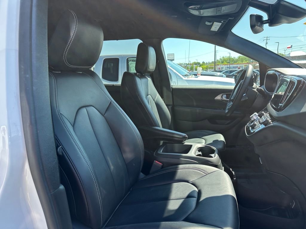 Used 2025 Chrysler Pacifica Select FWD image 21