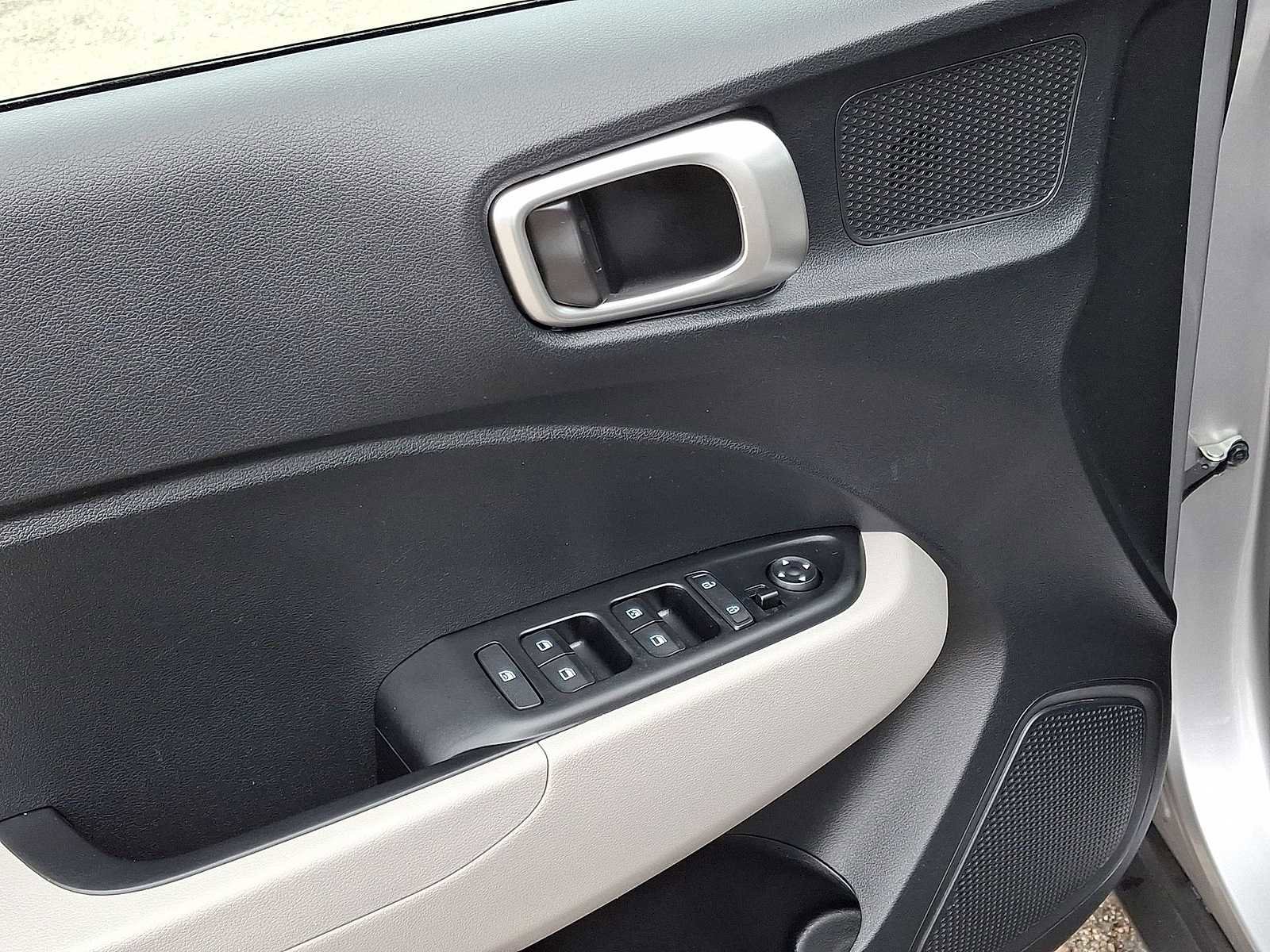 Used 2025 Hyundai Venue SEL image 27