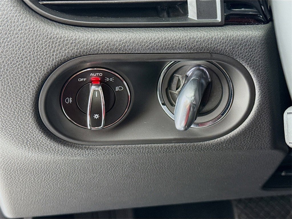 Used 2025 Porsche Macan image 14