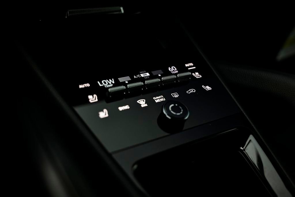 Certified 2025 Porsche Cayenne AWD/4WD image 41