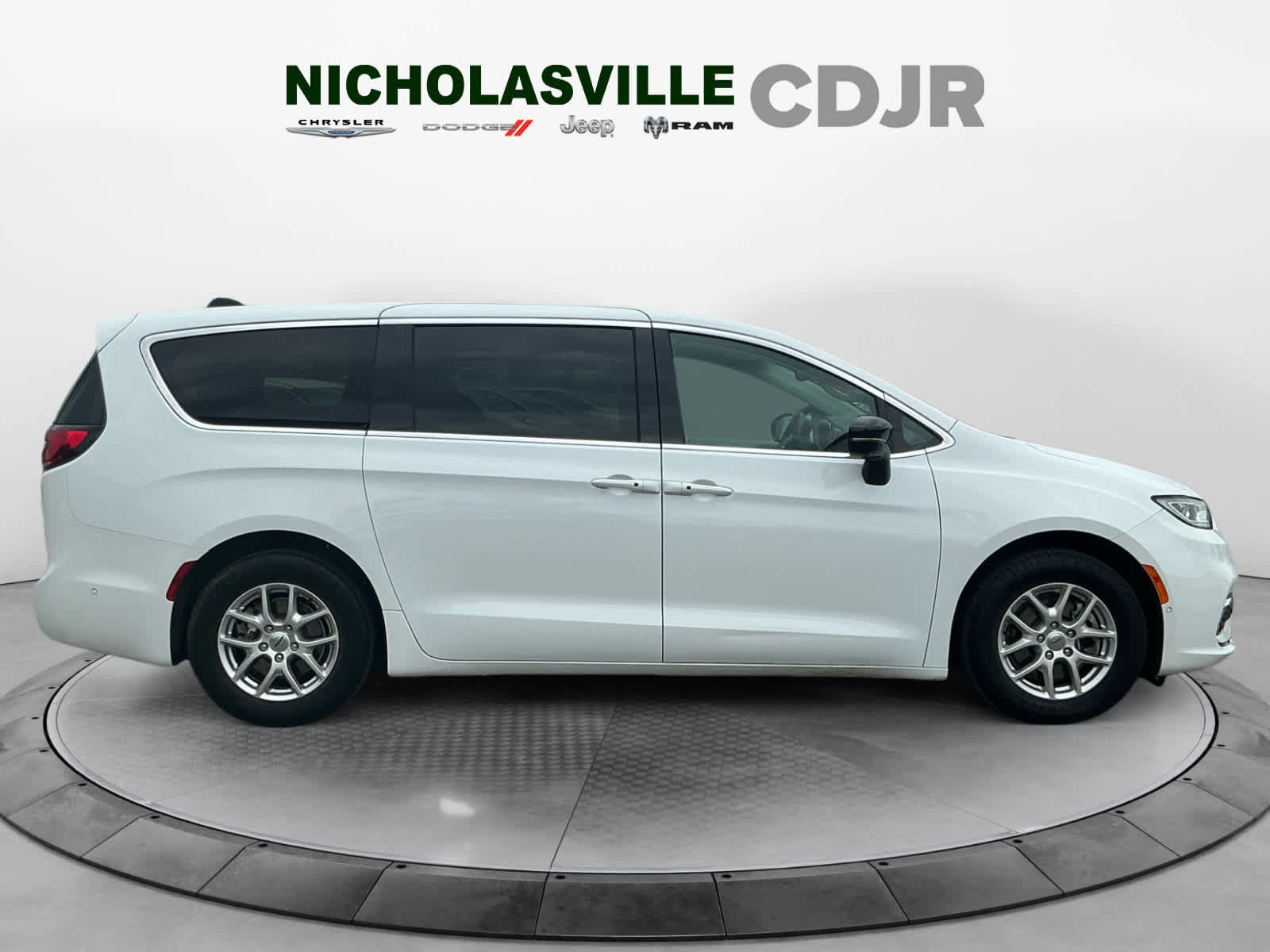 Used 2024 Chrysler Pacifica Touring-L FWD image 6