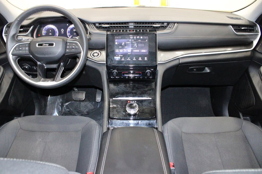 Used 2023 Jeep Grand Cherokee Laredo image 27