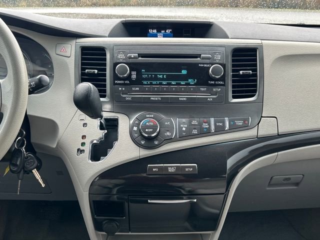 Used 2014 Toyota Sienna LE image 24