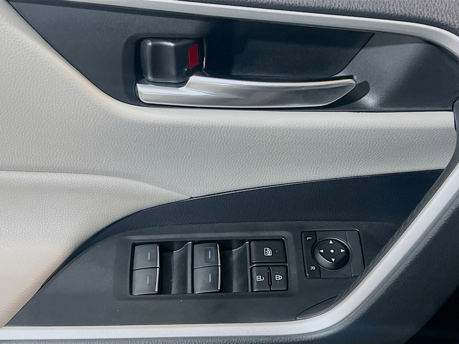 Used 2024 Toyota RAV4 XLE w/ Convenience Package image 13