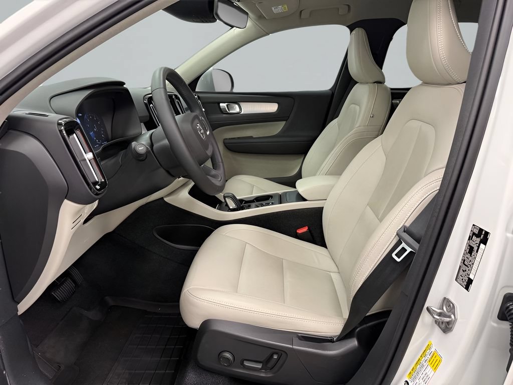 Used 2021 Volvo XC40 T5 Momentum w/ Premium Package AWD/4WD image 11