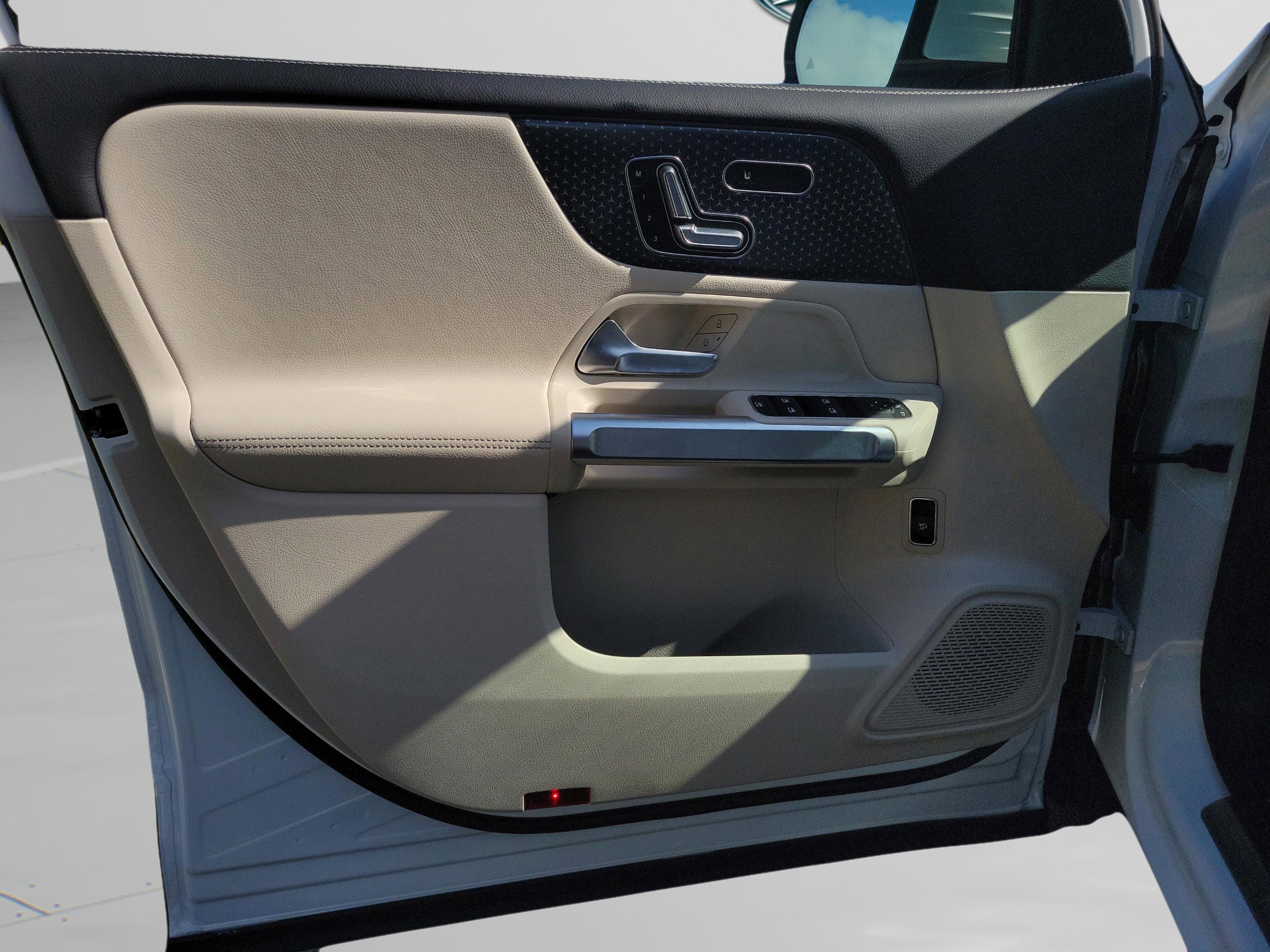 Certified 2025 Mercedes-Benz GLB 250 image 21