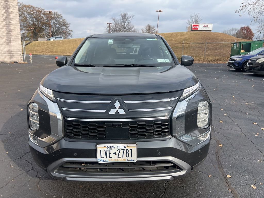 Used 2025 Mitsubishi Outlander SE image 2