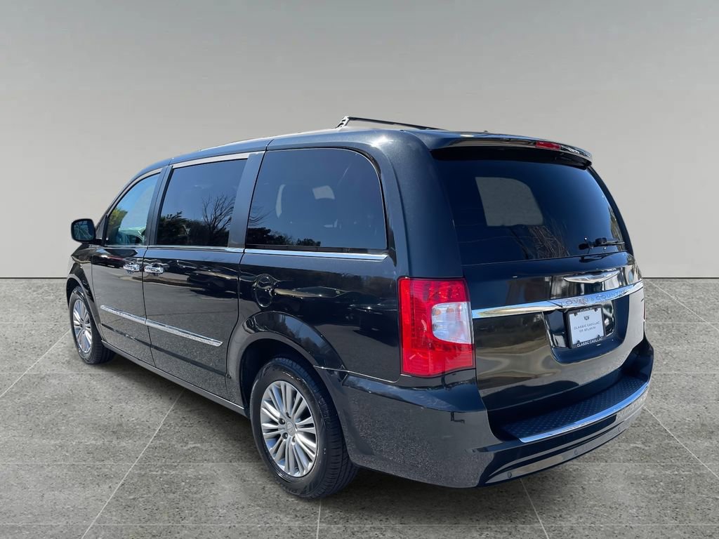 Used 2014 Chrysler Town & Country Touring-L w/ Driver Convenience Group image 3