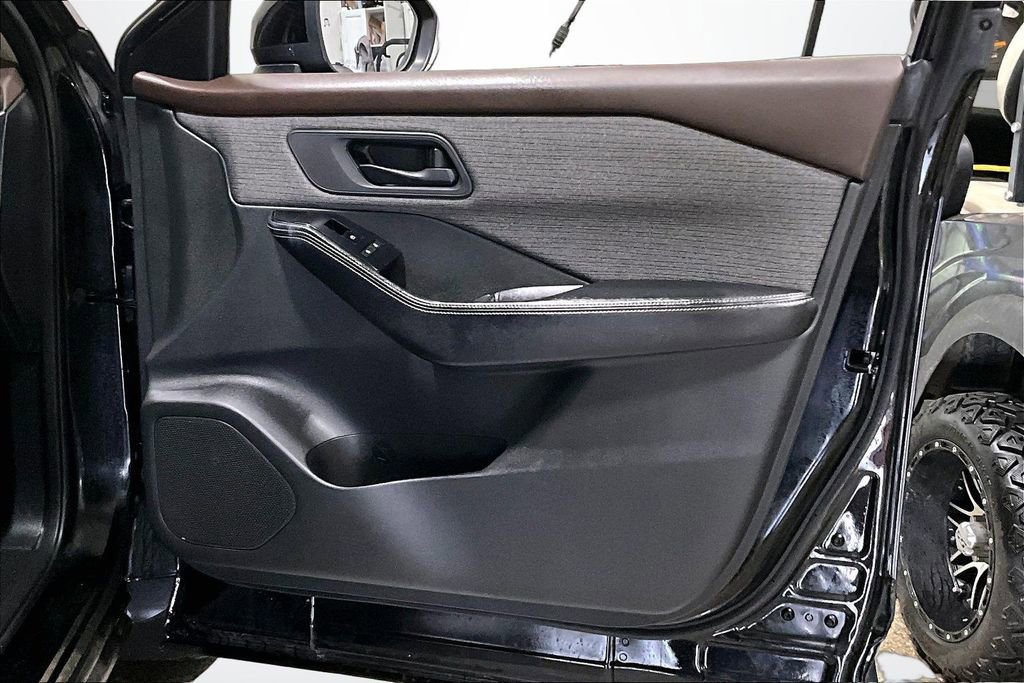 Used 2022 Nissan Rogue S image 27