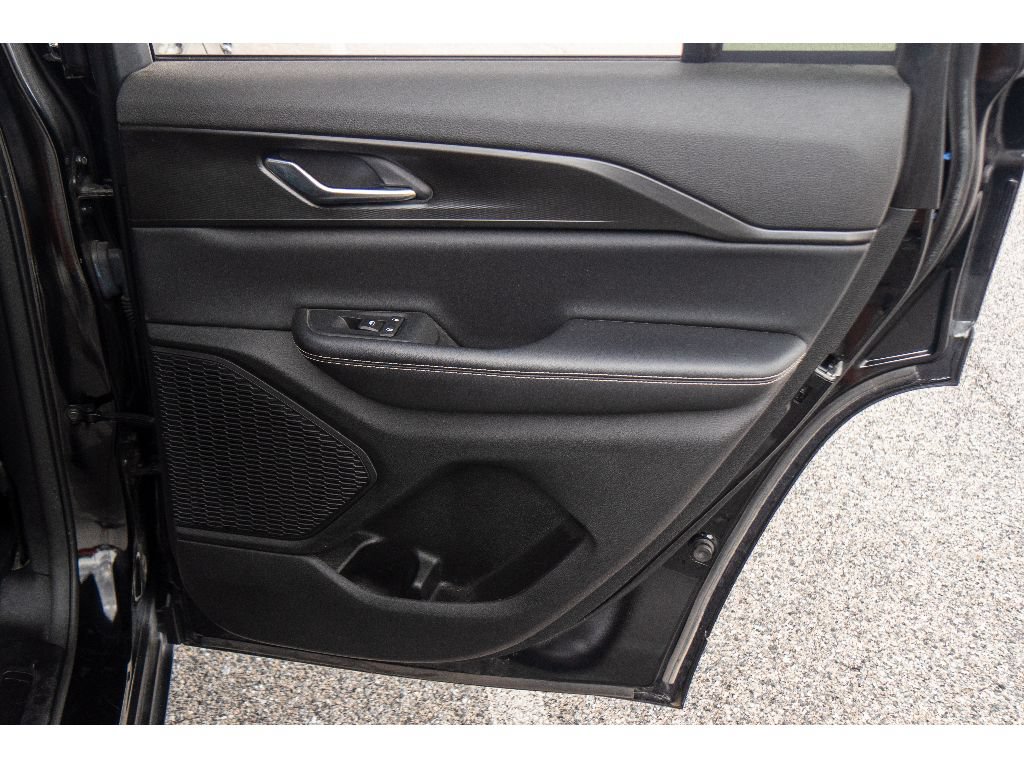 Used 2023 Jeep Grand Cherokee Laredo AWD/4WD image 22