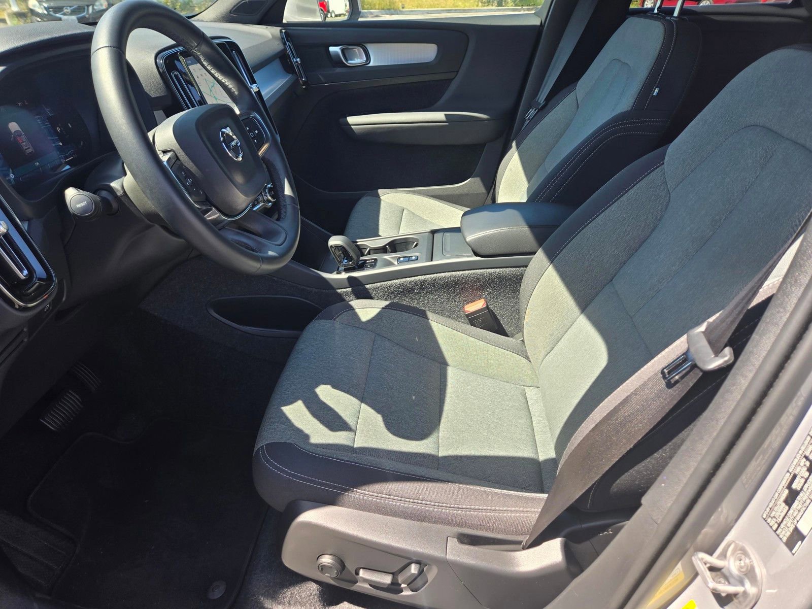 Used 2025 Volvo XC40 B5 Core AWD/4WD image 10