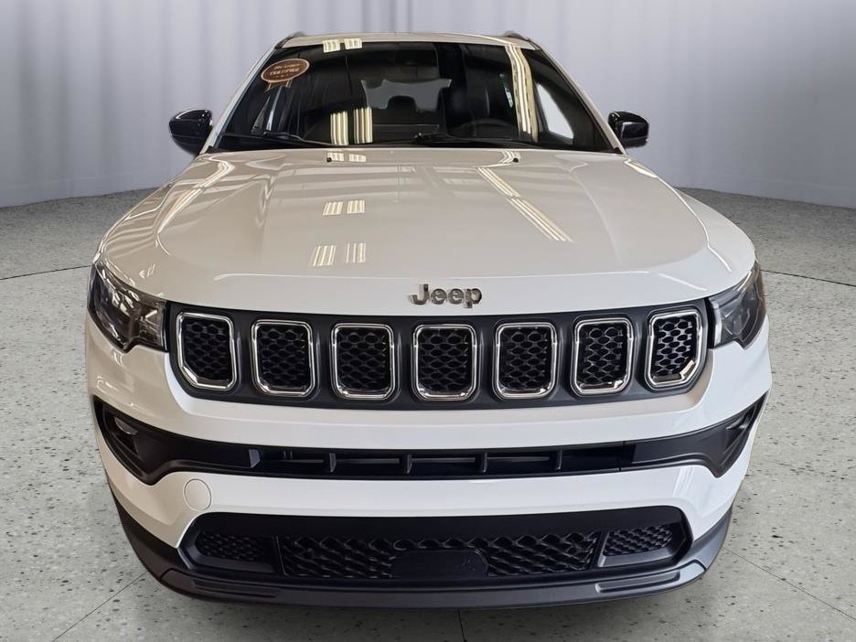 Used 2024 Jeep Compass Latitude AWD/4WD image 9