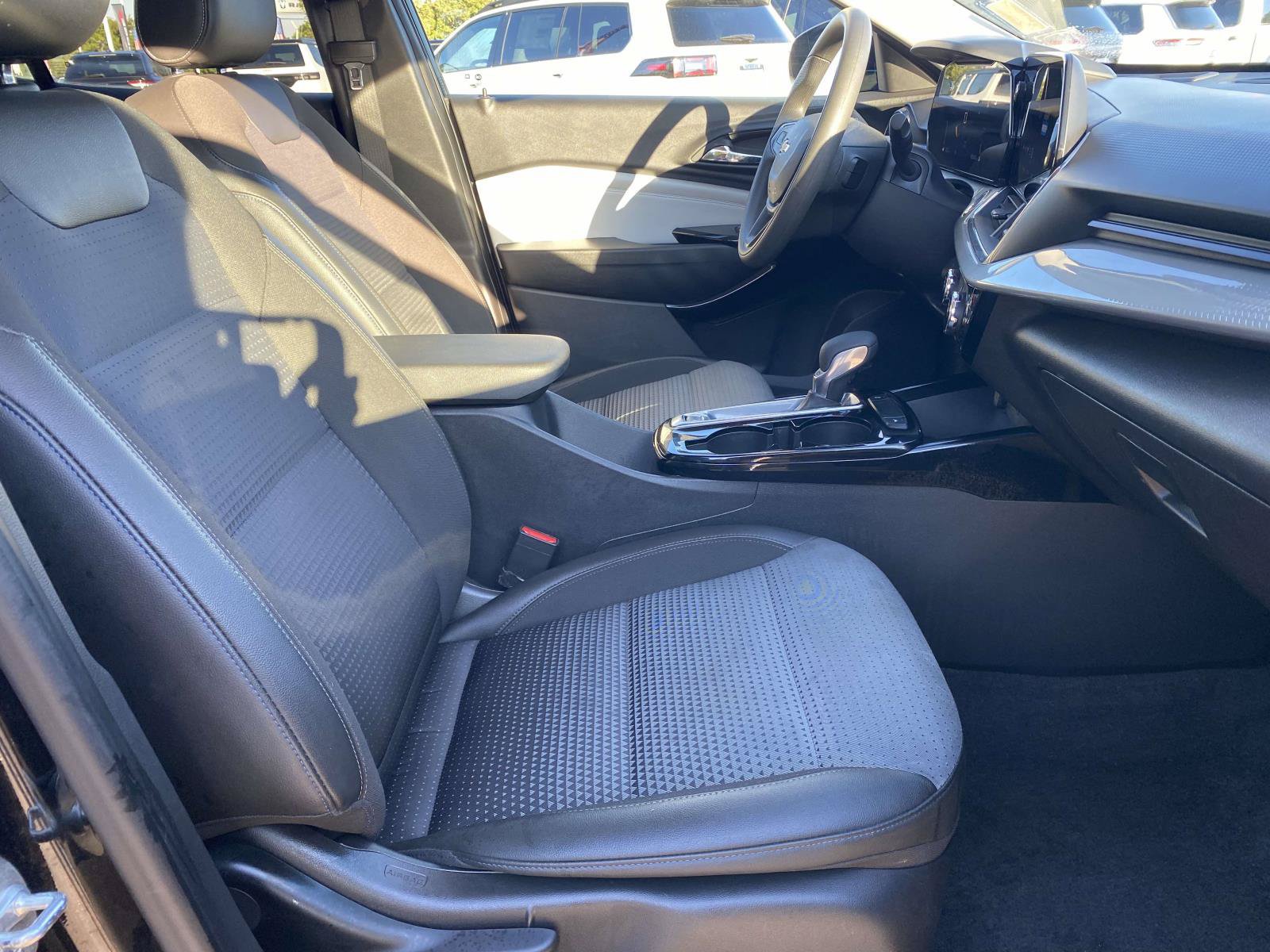 Used 2025 Chevrolet Trax LT FWD image 11