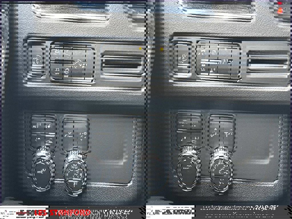 Used 2024 GMC Yukon XL SLT w/ SLT Premium Package image 28