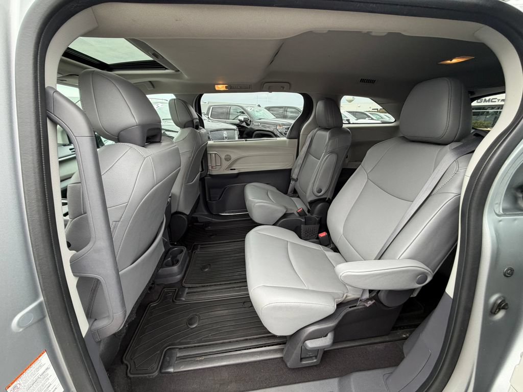 Used 2024 Toyota Sienna XLE AWD/4WD image 28