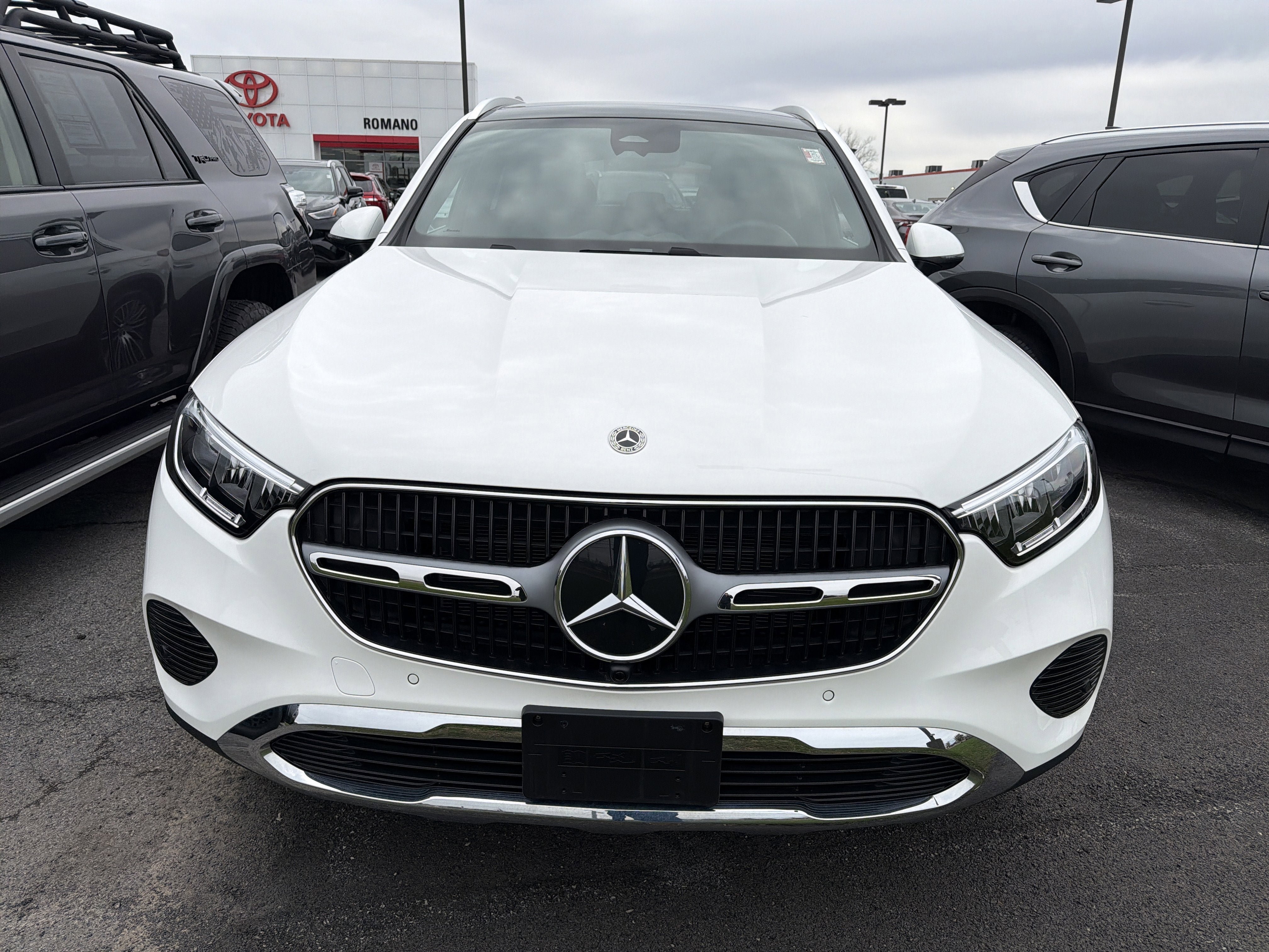 Used 2025 Mercedes-Benz GLC 300 4MATIC image 3