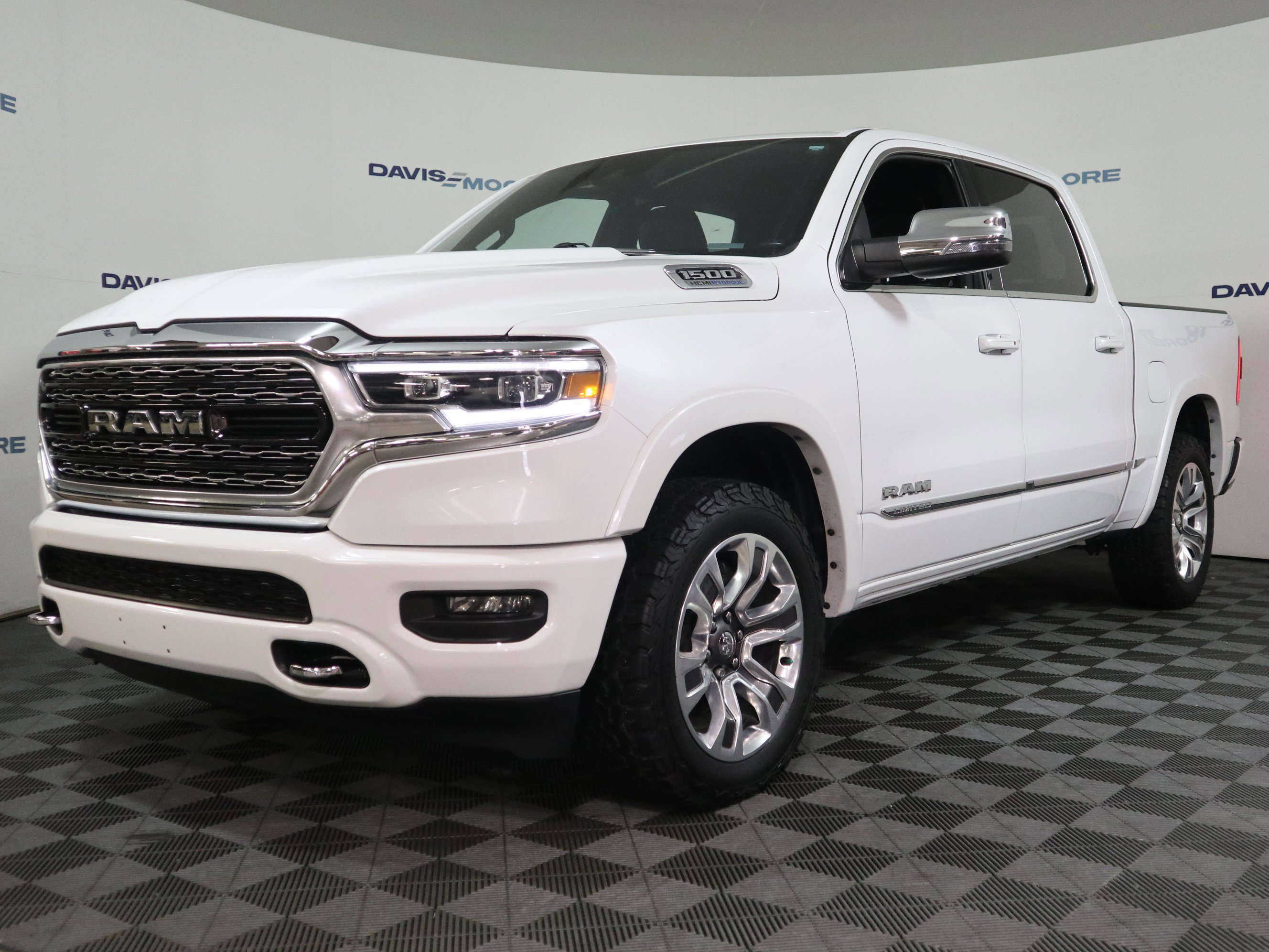 Used 2024 RAM 1500 Limited w/ Body Color Bumper Group image 11