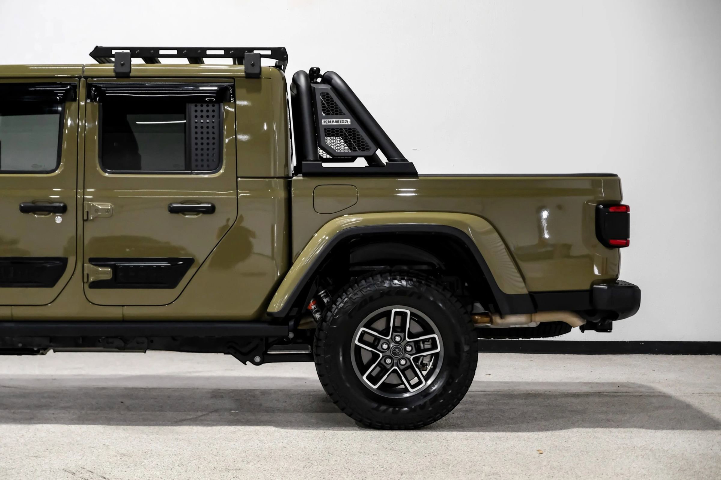 Used 2025 Jeep Gladiator Mojave w/ Convenience Group AWD/4WD image 11