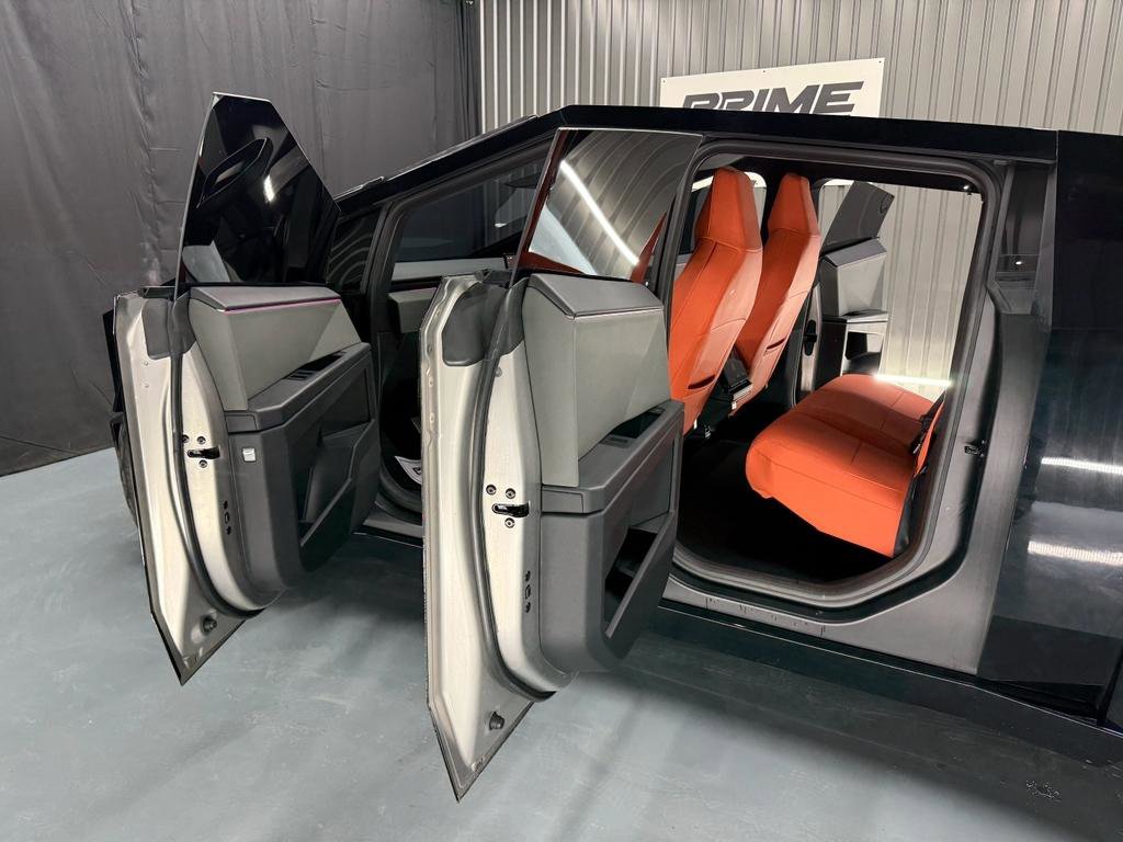 Used 2024 Tesla Cybertruck AWD Crew Cab image 17