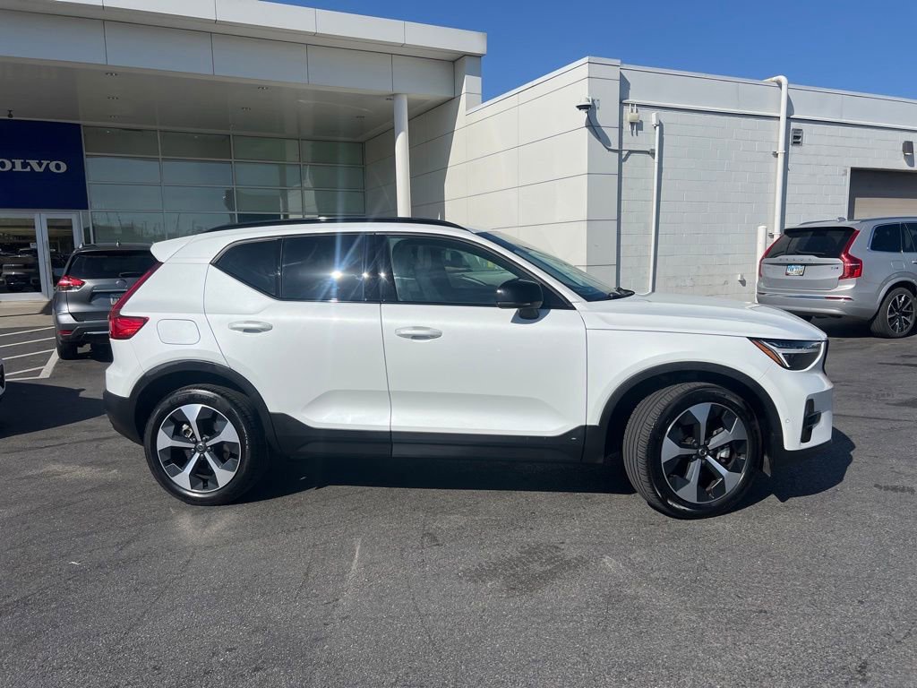 Used 2026 Volvo XC40 B5 Plus AWD/4WD image 2