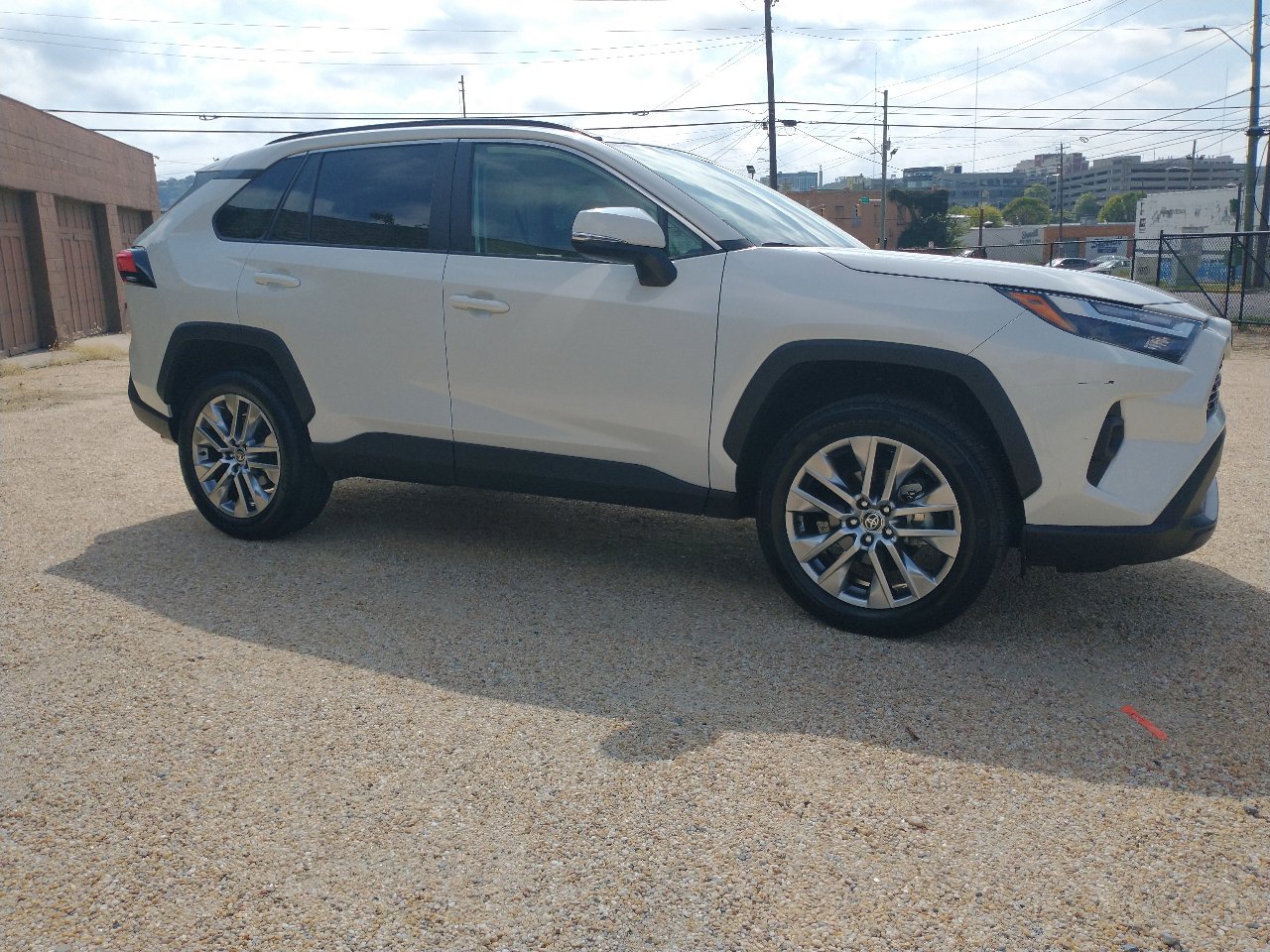 Used 2022 Toyota RAV4 XLE Premium image 24