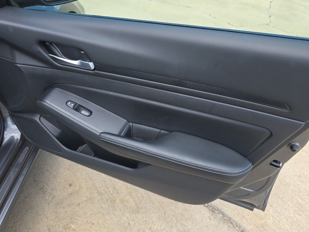 Used 2025 Nissan Altima 2.5 SV FWD image 15