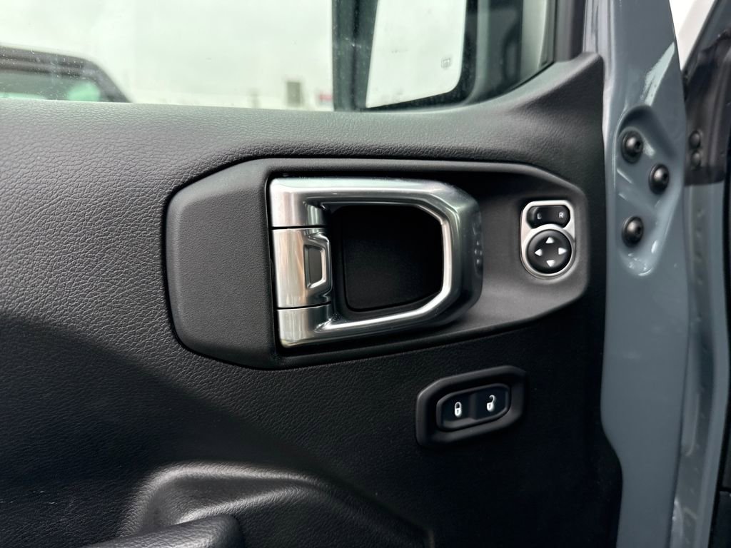 Used 2025 Jeep Wrangler Willys image 14