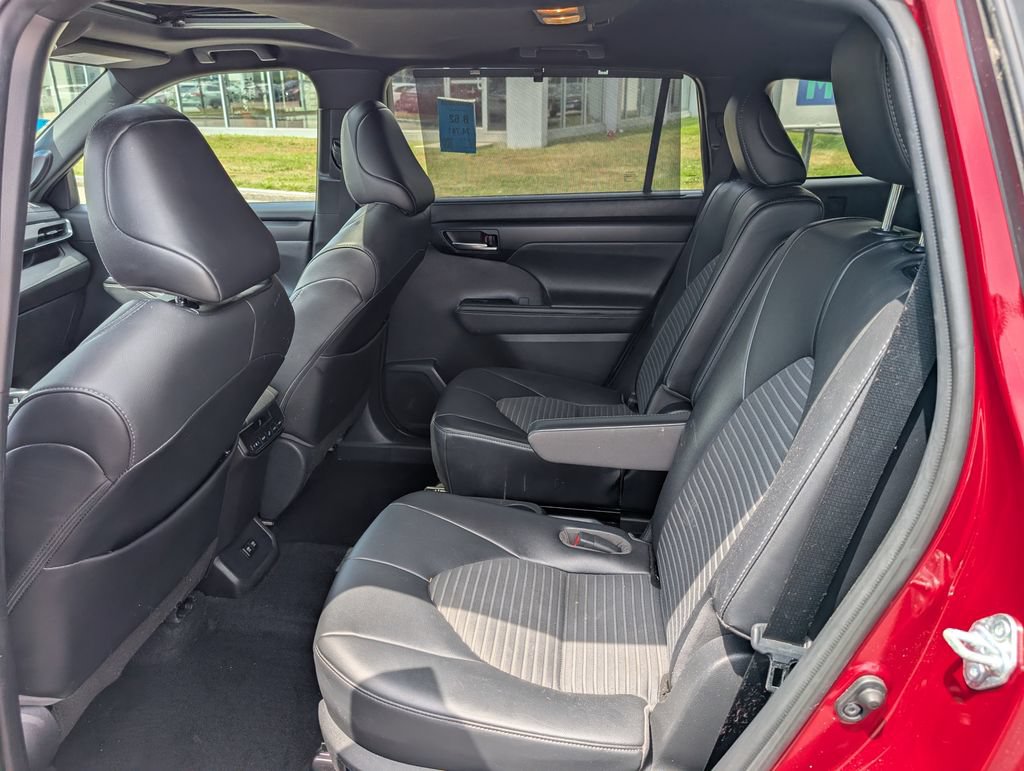 Used 2021 Toyota Highlander XSE AWD/4WD image 19