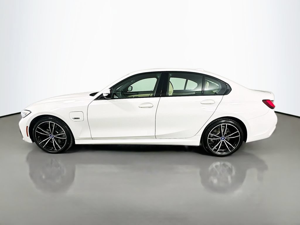 Used 2022 BMW 330e w/ M Sport Package RWD image 8