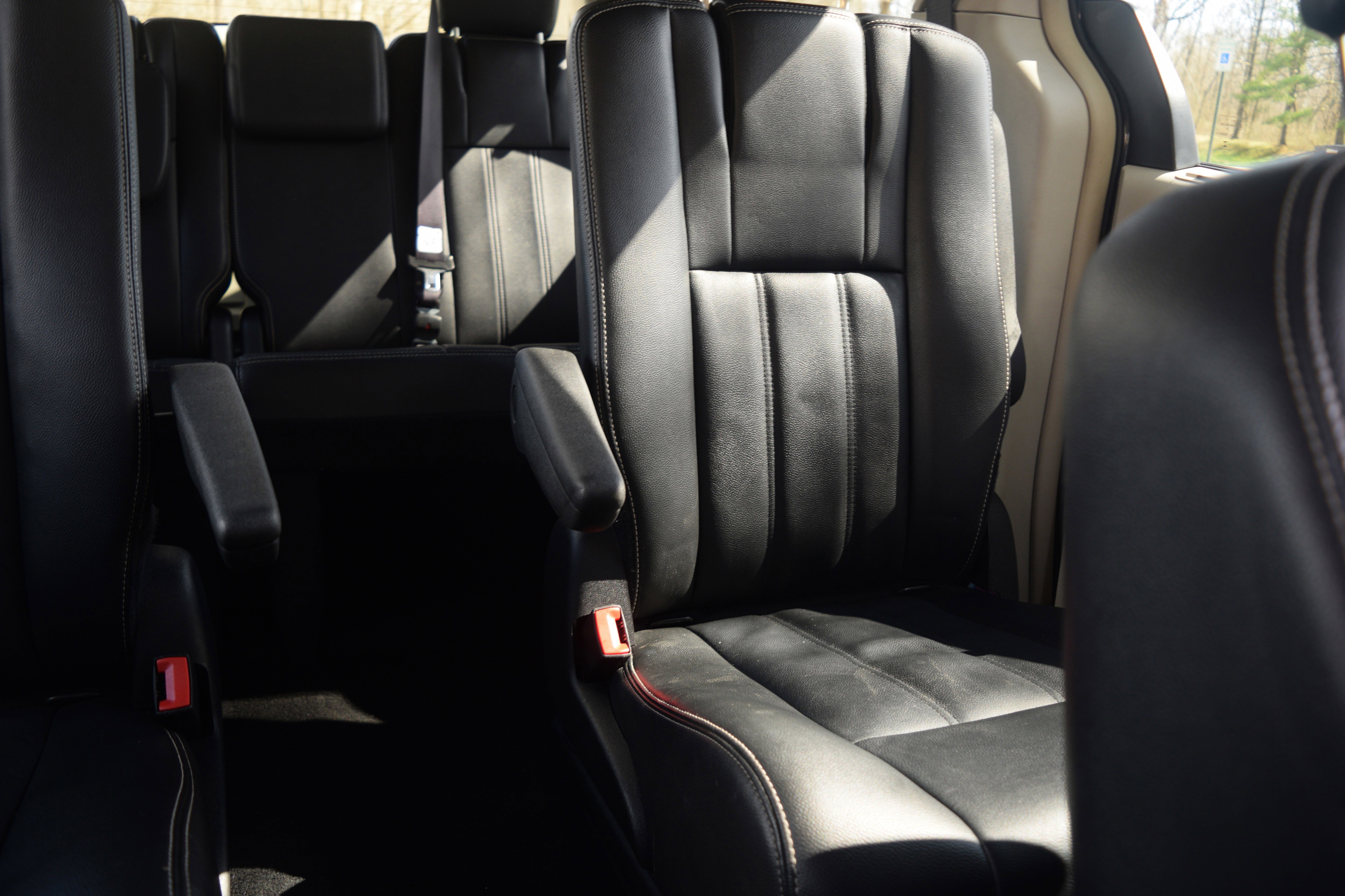 Used 2015 Chrysler Town & Country Touring w/ Driver Convenience Group image 17