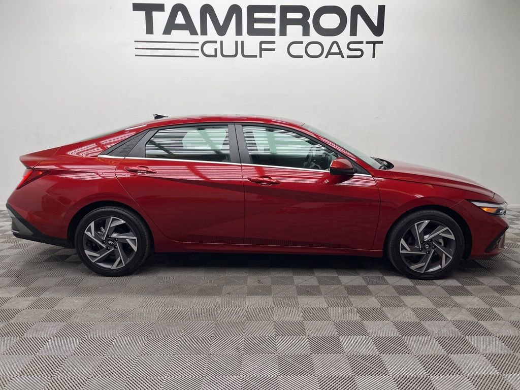 Used 2025 Hyundai Elantra SEL image 16