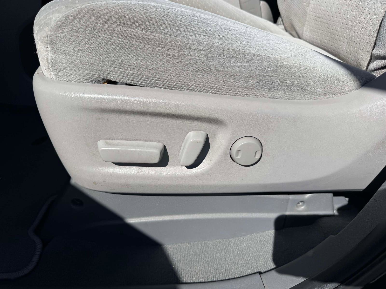 Used 2020 Toyota Sienna LE w/ Cargo Management Package image 16