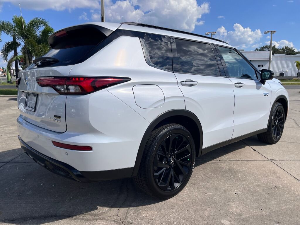 New 2025 Mitsubishi Outlander SEL Black Edition image 3