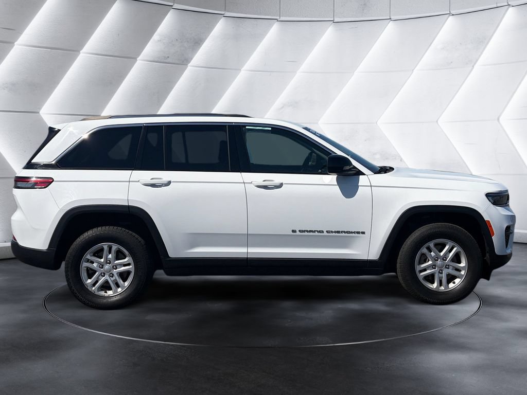 Used 2024 Jeep Grand Cherokee Laredo RWD image 6