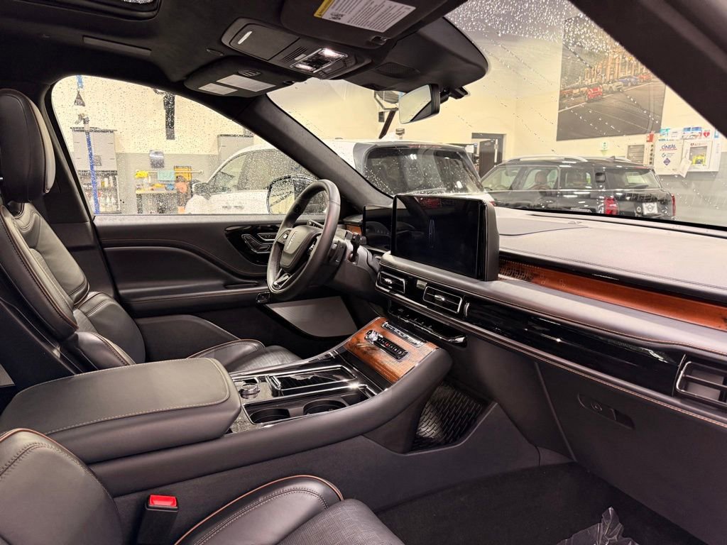 Used 2025 Lincoln Aviator Black Label AWD/4WD image 29