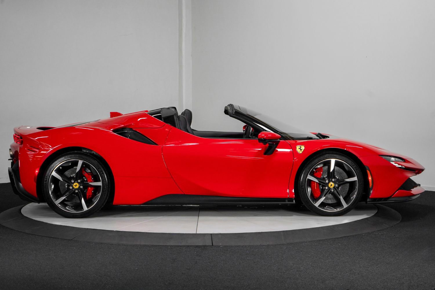 Used 2022 Ferrari SF90 Spider image 11