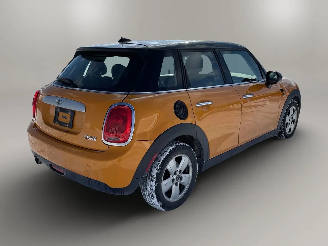 Used 2015 MINI Cooper 4-Door Hardtop image 4