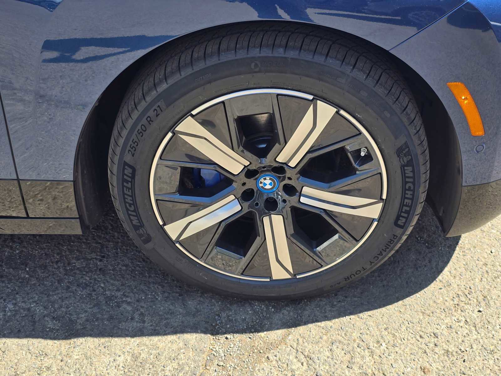 Used 2023 BMW iX xDrive50 w/ Premium Package image 9