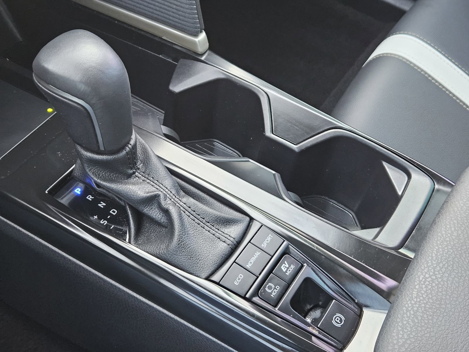 Used 2025 Toyota Camry SE w/ Convenience Package image 24