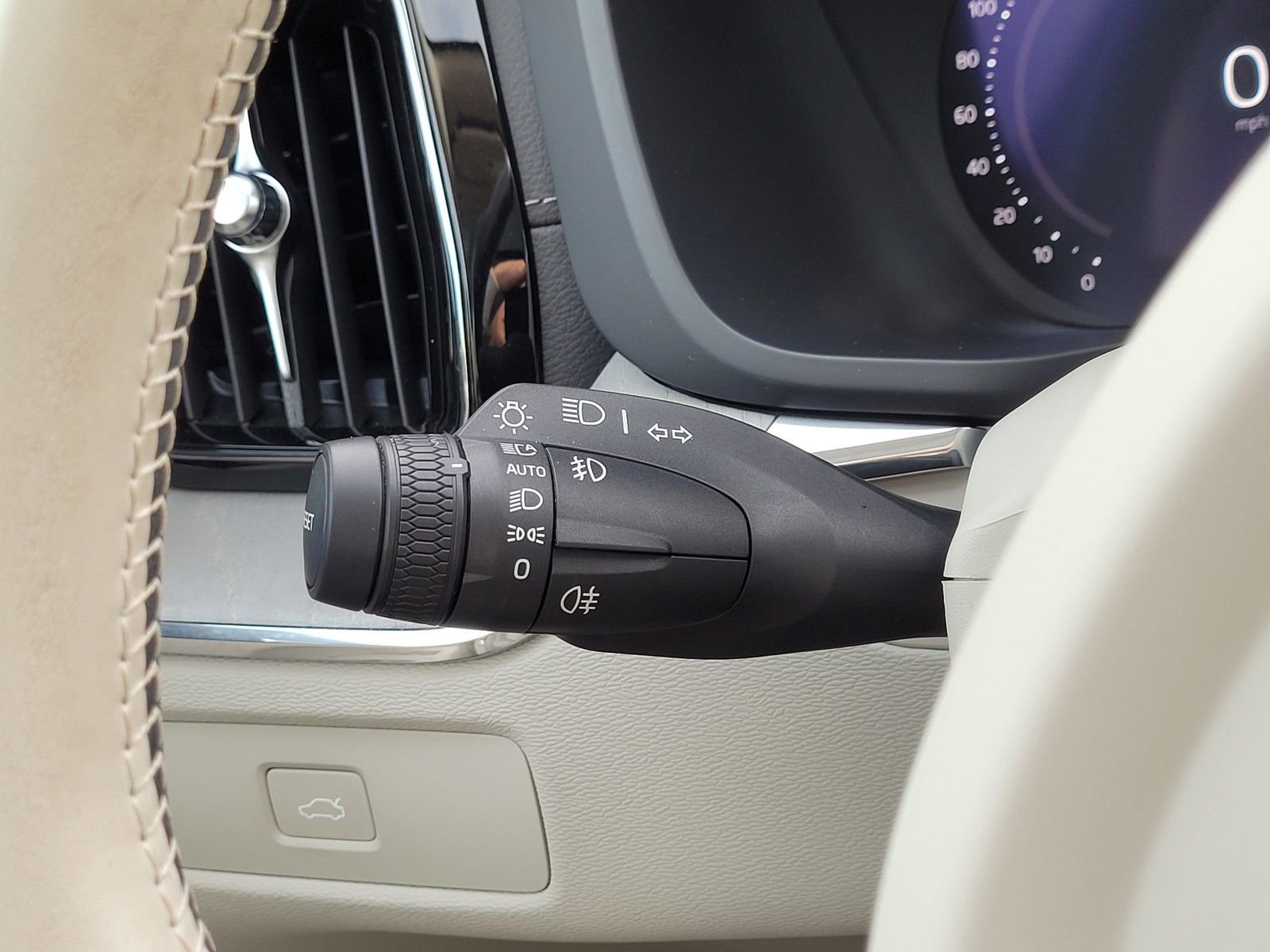 Certified 2023 Volvo XC60 B6 Ultimate w/ Climate Package image 22