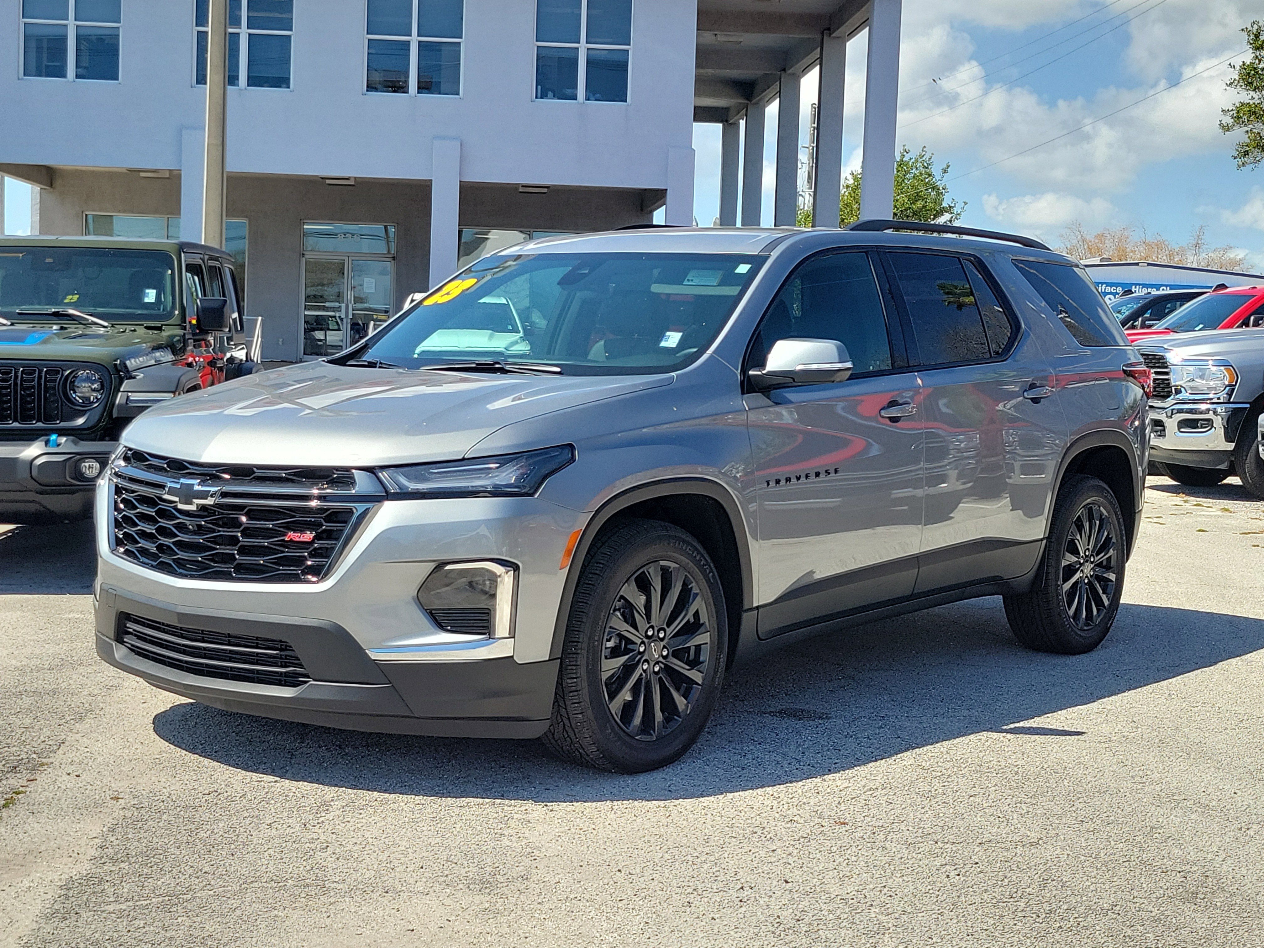 Used 2023 Chevrolet Traverse RS image 2