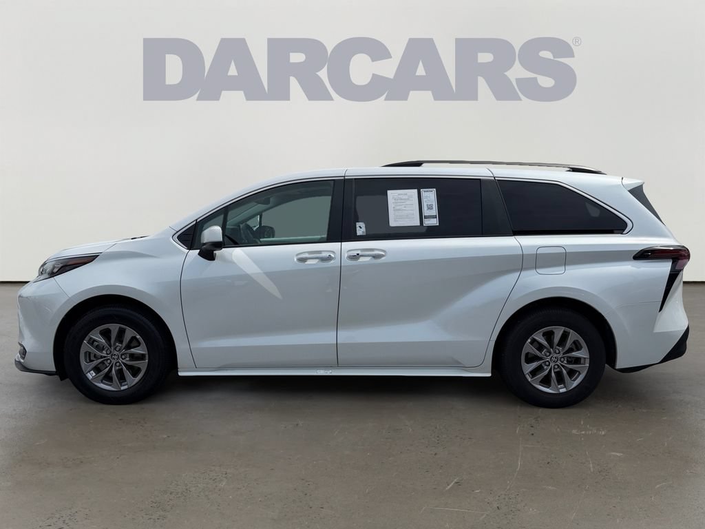 Used 2025 Toyota Sienna XLE AWD/4WD image 4