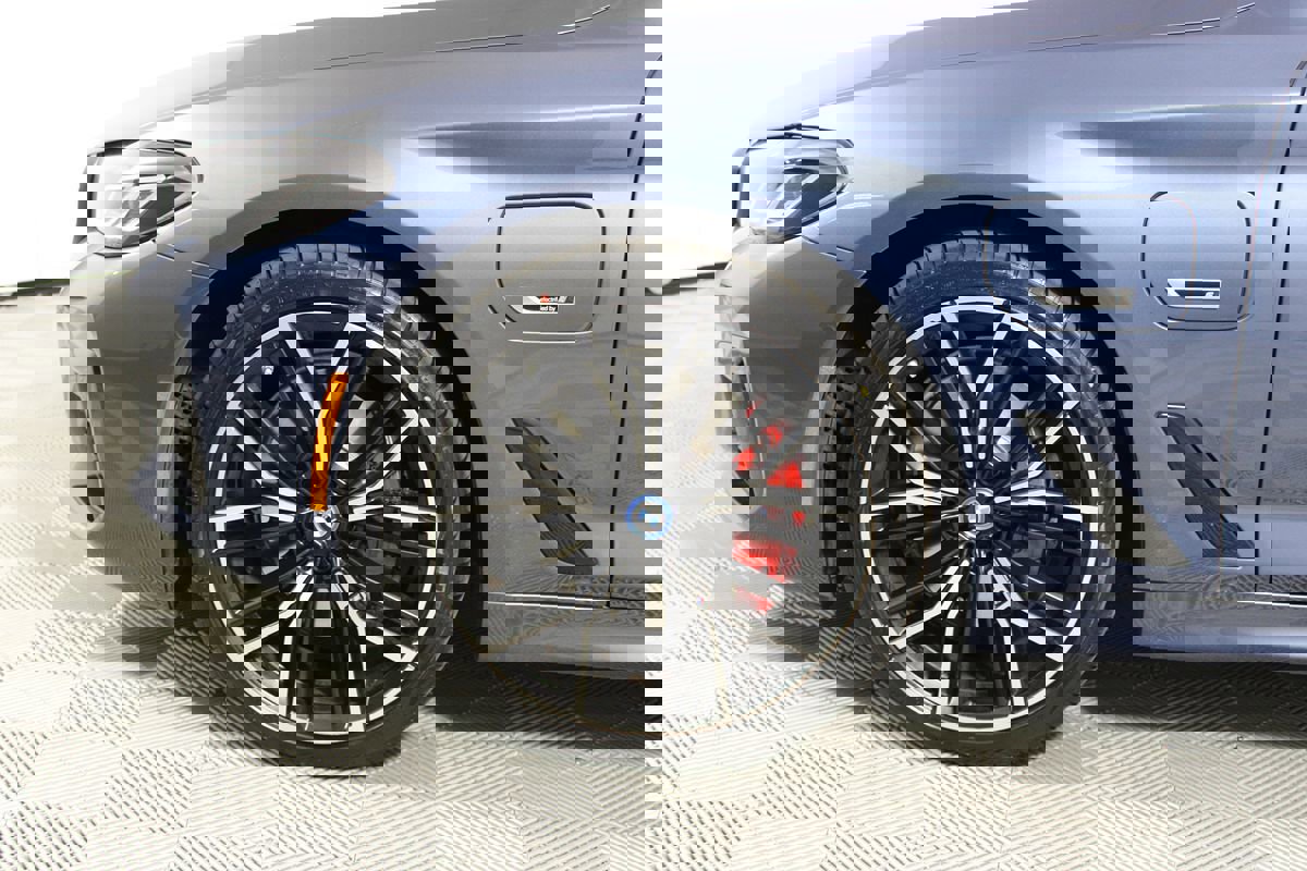 Used 2023 BMW 530e w/ M Sport Package image 4