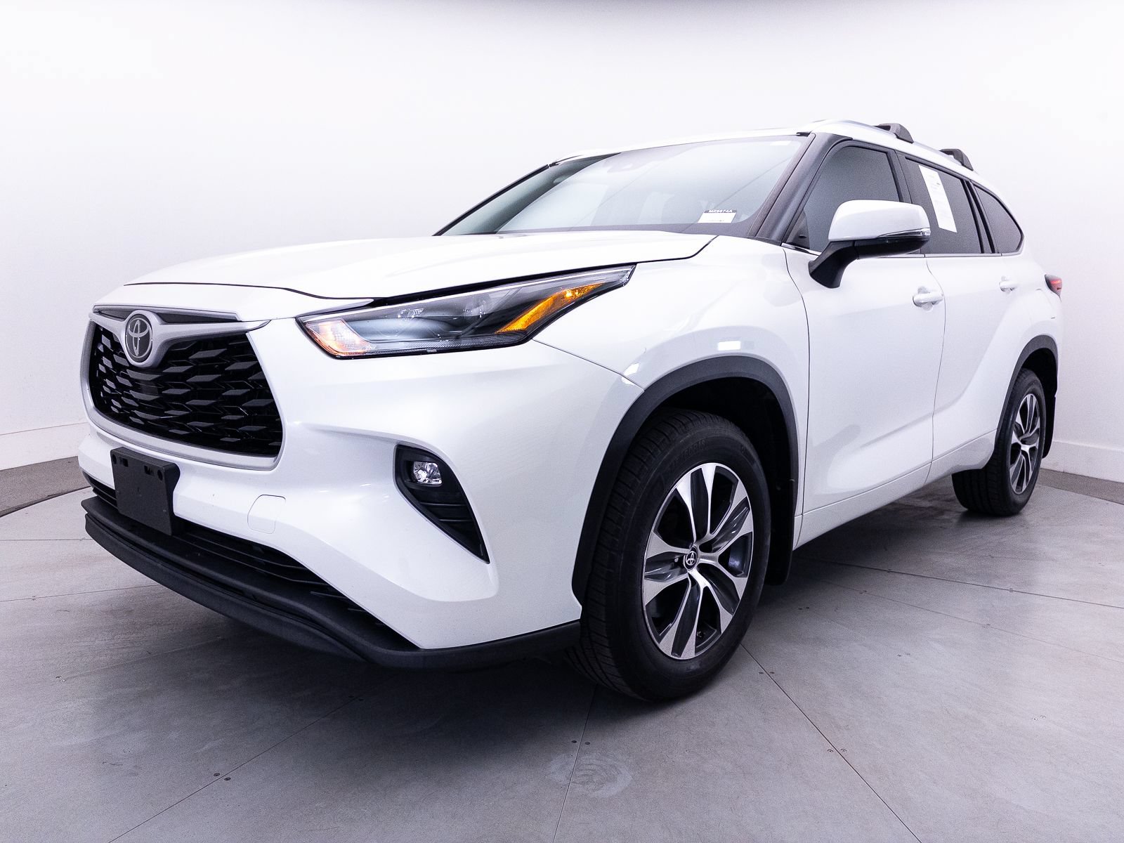 Used 2021 Toyota Highlander XLE AWD/4WD image 14
