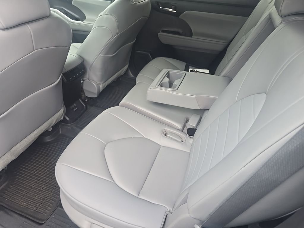 Used 2023 Toyota Highlander XLE image 12
